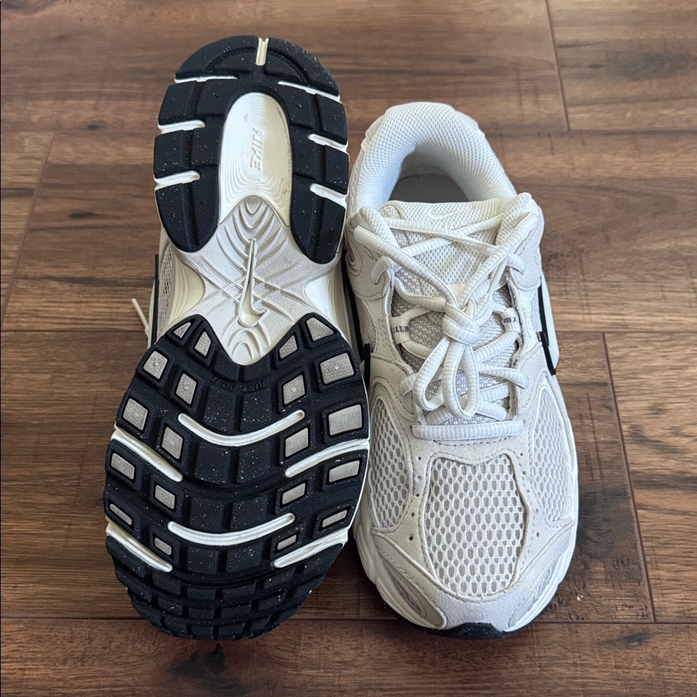 Women’s Nike White and Black Athletic Sneakers sz: 8 - Picture 5 of 5